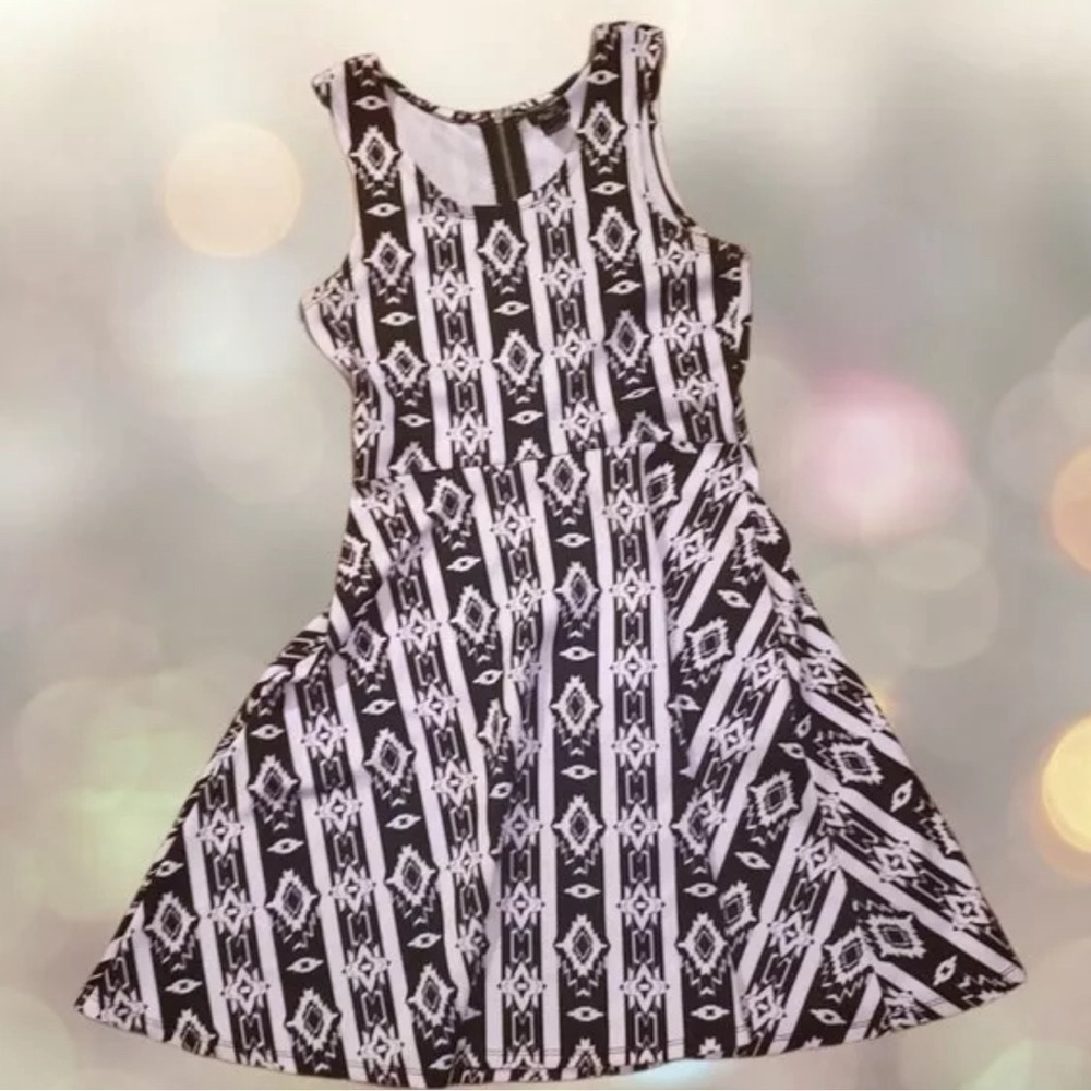 Rue21 S Wmns Dress Small Aztec Fit & Flare Sleeveless B/W Stripe Zip Close Date